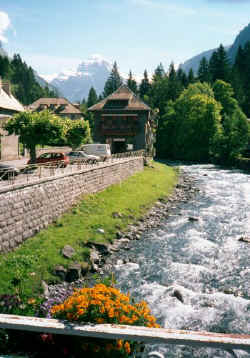 010_10samoens.jpg (64476 bytes)