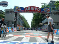 Giro299Milano_finishline.jpg (44505 bytes)